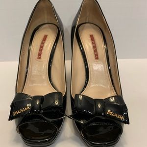 PRADA BLACK SCAMASCO PATENT BOW WEDGE SANDAL 8